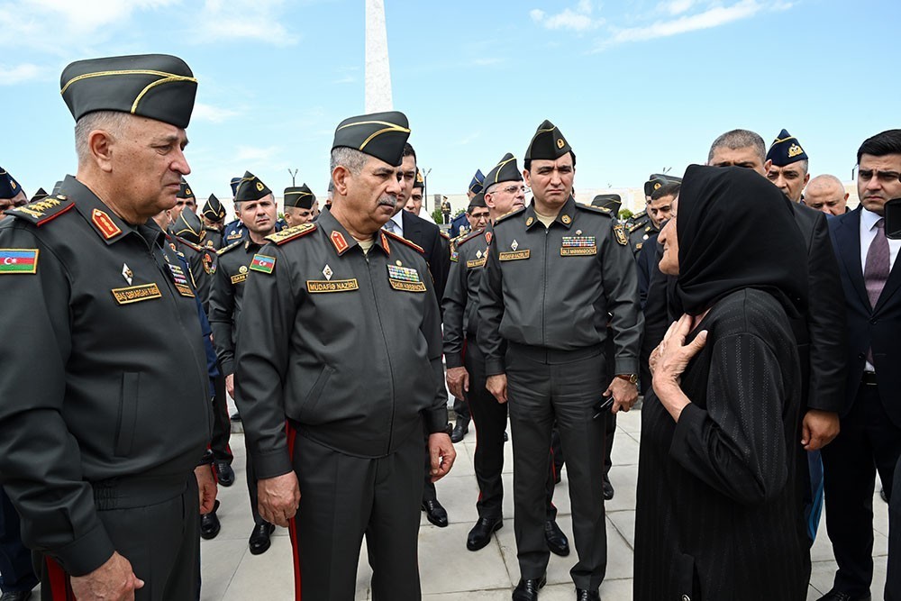 MN-in rəhbər heyəti Fəxri Xiyabanı ziyarət edib - FOTOLAR